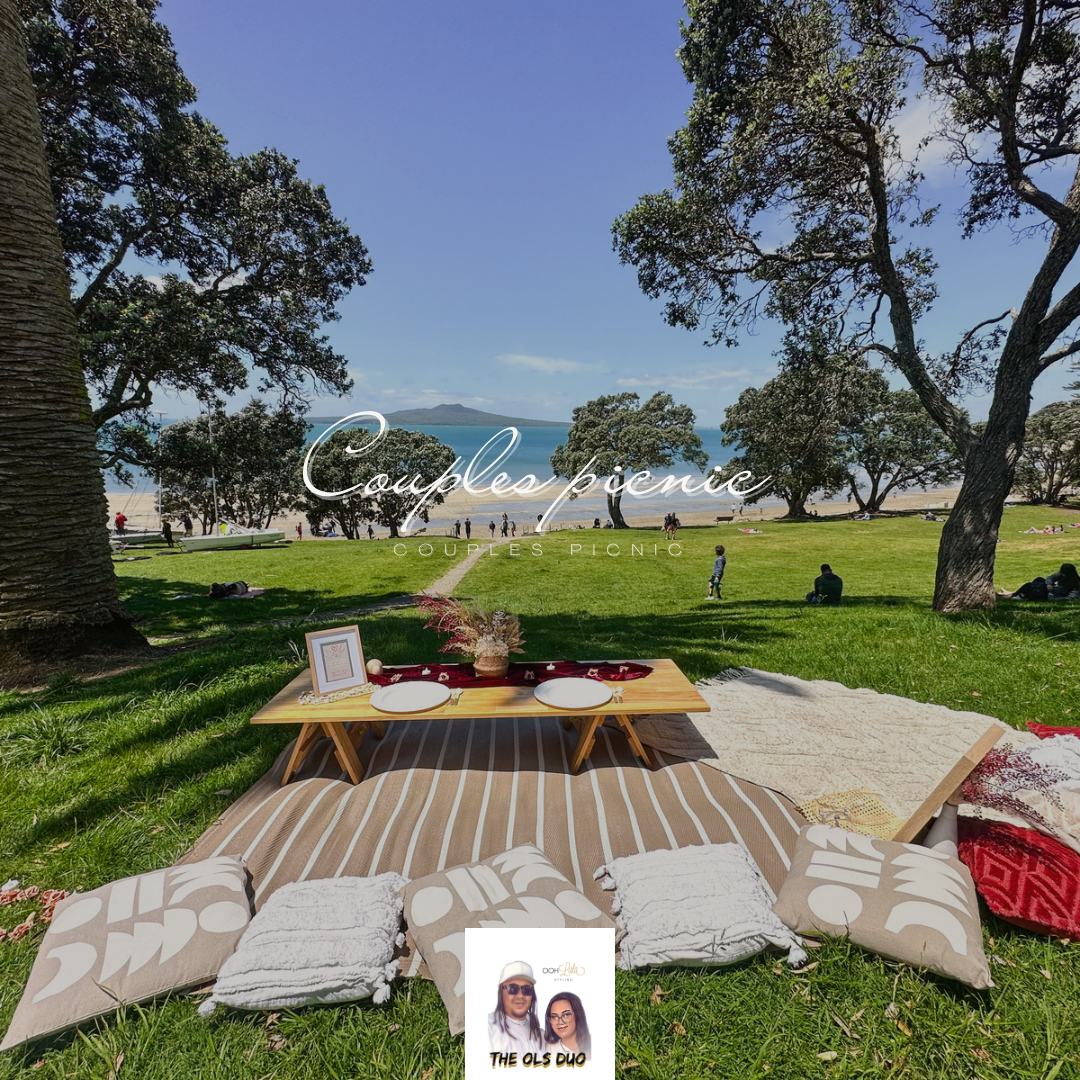COUPLES PICNIC